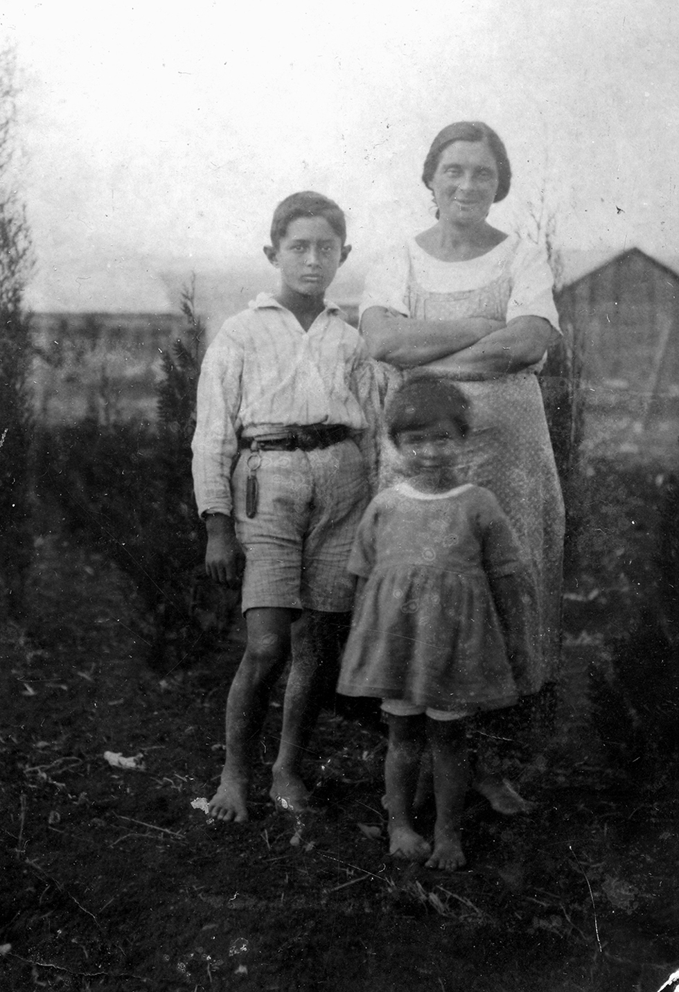 דבורה, משה ואביבה דיין. נהלל, 1925 (מתוך אלבום המשפחה) (מתוך אלבום המשפחה)