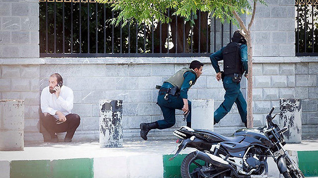 Police forces outside Iranian parliament building. Iran is helping those who help a branch of the organization that attacked Tehran on Wednesday (Photo: Reuters) (Photo: Reuters)