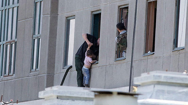 Rescuing hostages (Photo: Reuters)