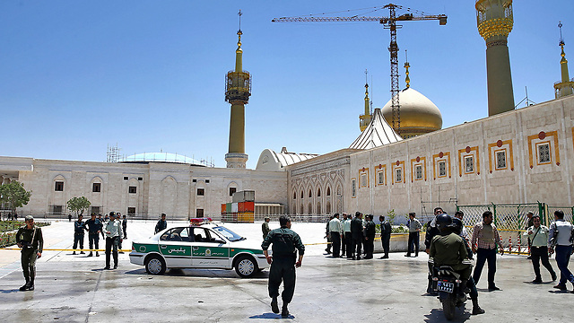 Police forces at the mausoleum of Ayatollah Khomeini, Wednesday. In spite of its oppressing regime, Iran was hit by an ISIS offensive (Photo: Reuters)