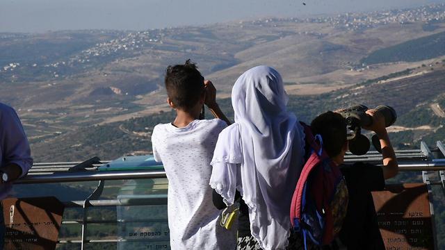 משפחות החללים משקיפות מהמצפה לעבר לבנון (צילום: אביהו שפירא) (צילום: אביהו שפירא)