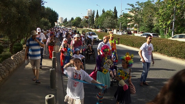 הצעדה של ההורים וילדיהם. "גורשנו מהבית" (צילום: אלי מנדלבאום) (צילום: אלי מנדלבאום)