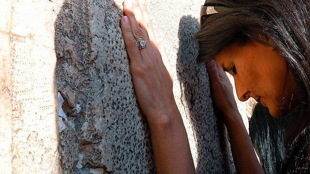 ניקי היילי נושאת תפילה בכותל (צילום: AFP) (צילום: AFP)