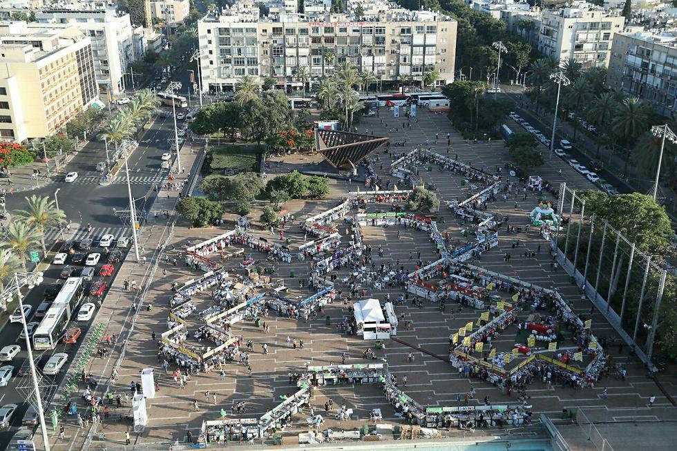 פתיחת שבוע הספר בכיכר רבין. מבט מלמעלה (צילום: מוטי קמחי) (צילום: מוטי קמחי)