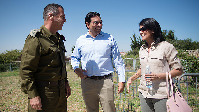 השגריר דנון עם שגרירת ארה"ב באו"ם ניקי היילי וסגן הרמטכ"ל, אביב כוכבי (צילום: דובר צה"ל) (צילום: דובר צה