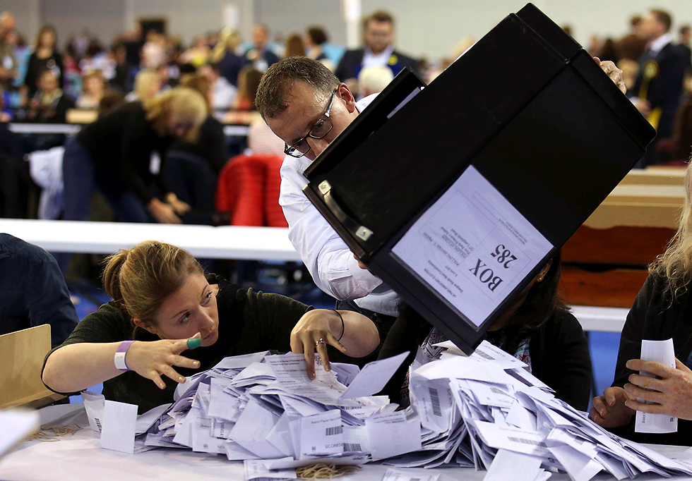 Counting the votes (Photo: AP)