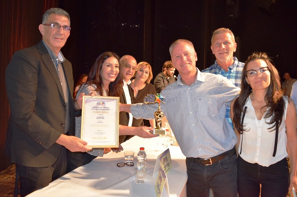 השרה רגב עם מנכ"ל המשרד יוסי שרעבי (משמאל) מעניקים את הפרס לענת מור, שלומי אייל ועובד נור (צילום: פרטי) (צילום: פרטי)