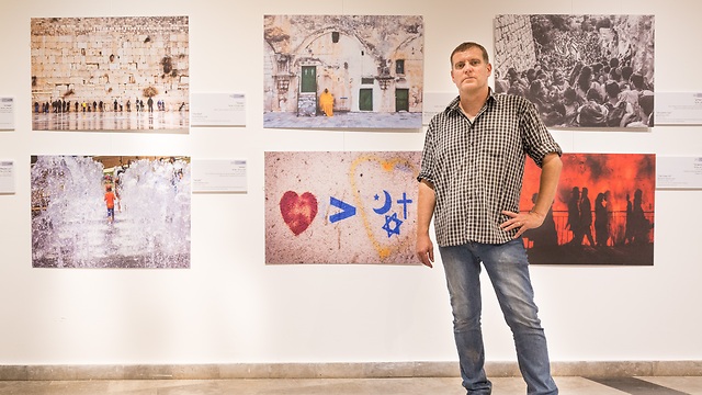 Alon Wald at the JerusaLENS—The Jubilee Exhibition International Photography Challenge at Ammunition Hill (Photo:Aharon Krohn/TPS)