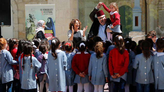 An actor performs in front of Palestinian schoolchildren (Photo: AFP)