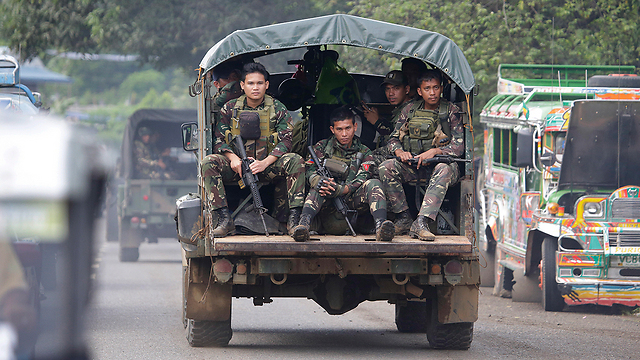 חיילים של צבא הפיליפינים בגזרת הקרבות (צילום: AP) (צילום: AP)