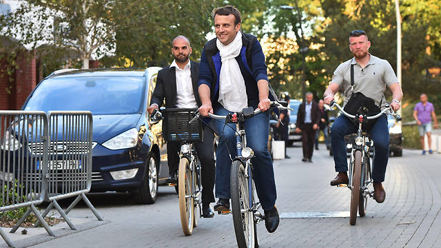 רוכב לעבר הניצחון? נשיא צרפת מקרון (צילום: AFP) (צילום: AFP)