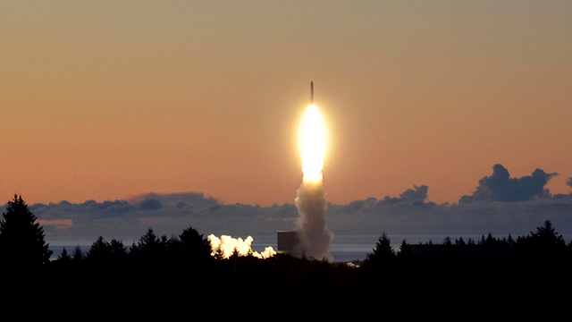 שיגור מאתר הניסויים קודיאק באלסקה (צילום: AP) (צילום: AP)