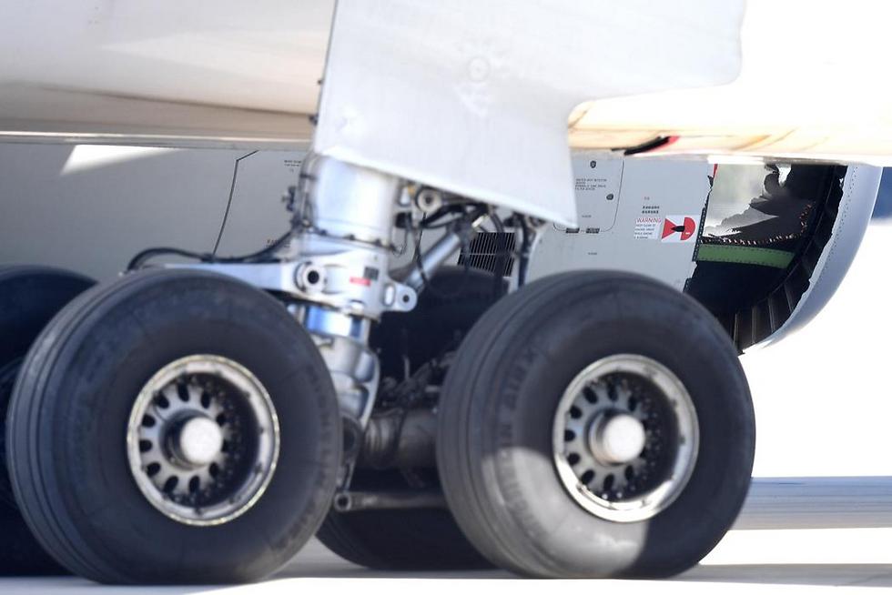 החור שנפער במנוע המטוס (צילום: רויטרס) (צילום: רויטרס)