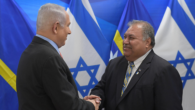 Prime Minister Benjamin Netanyahu meeting with recently ousted Nauruan president Baron Waqa (Photo: Amos Ben Garshom)