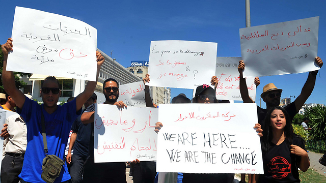 דורשים לממש את זכותם לאכול ולשתות בפומבי. המפגינים בבירה תוניס (צילום: AFP) (צילום: AFP)