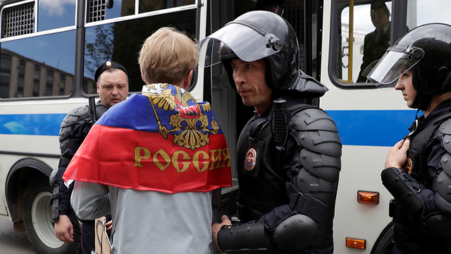 מעצר מפגין במוסקבה (צילום: רויטרס) (צילום: רויטרס)