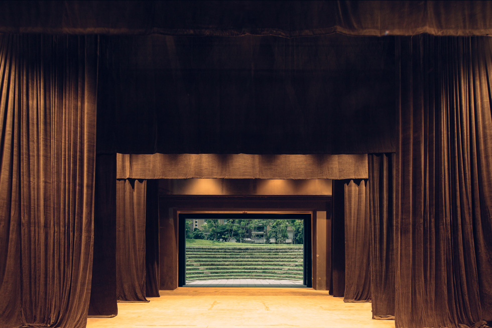 אחד האולמות הקטנים יותר נקרא ''קופסה שחורה'', והוא נפתח אל האמפיתיאטרון שתוכנן בחוץ. מהנדסי המבנה נועצו במהנדסים של מכוניות מירוץ כדי להשיג את האפקט האסתטי הרצוי ואת אפקט הסאונד המדויק (צילום: National Taichung Theater)