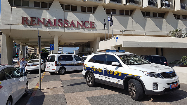 מלון רנסנס אחרי הדיווח על מציאת הגופה, אתמול (צילום: שאול גולן) (צילום: שאול גולן)