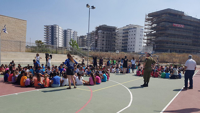 Children at an Afula school after evacuating outside during the drill (Photo: Shamir Elbaz)