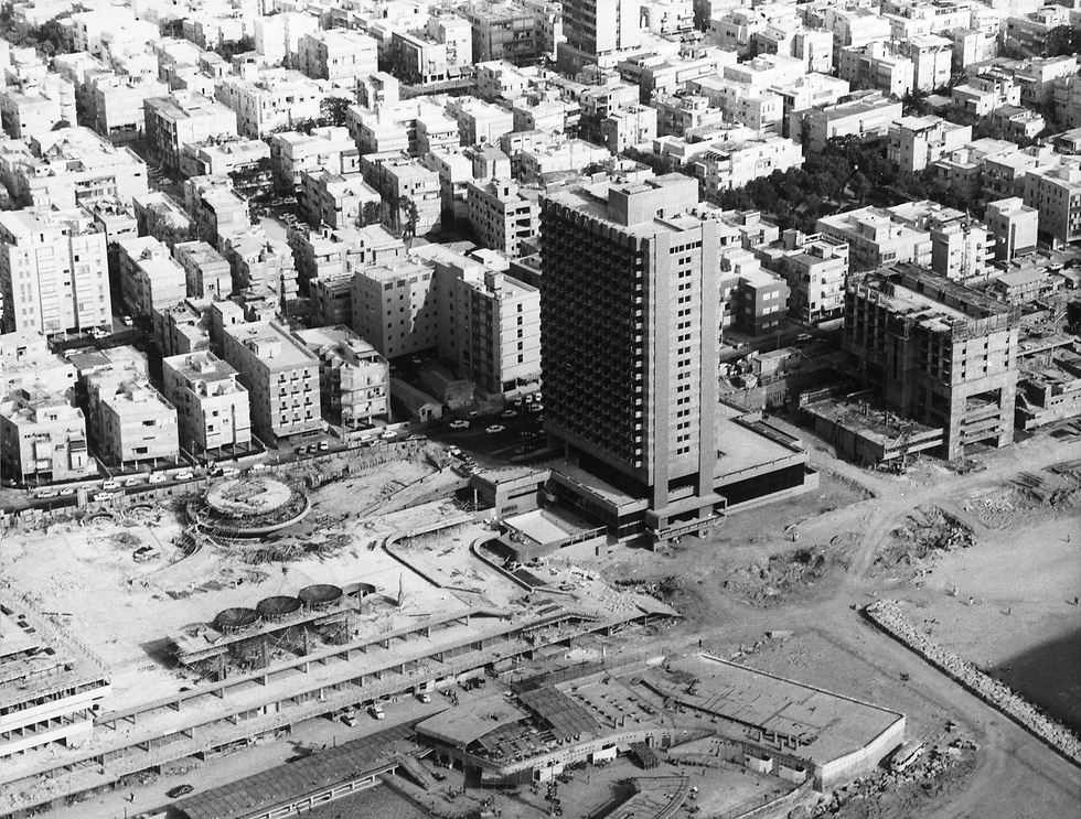 בניית כיכר אתרים, ראשית שנות ה-70 (צילום: Aerocamera) (צילום: Aerocamera)