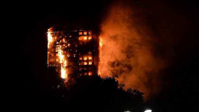 הבניין הבוער, הלילה (צילום: AFP) (צילום: AFP)