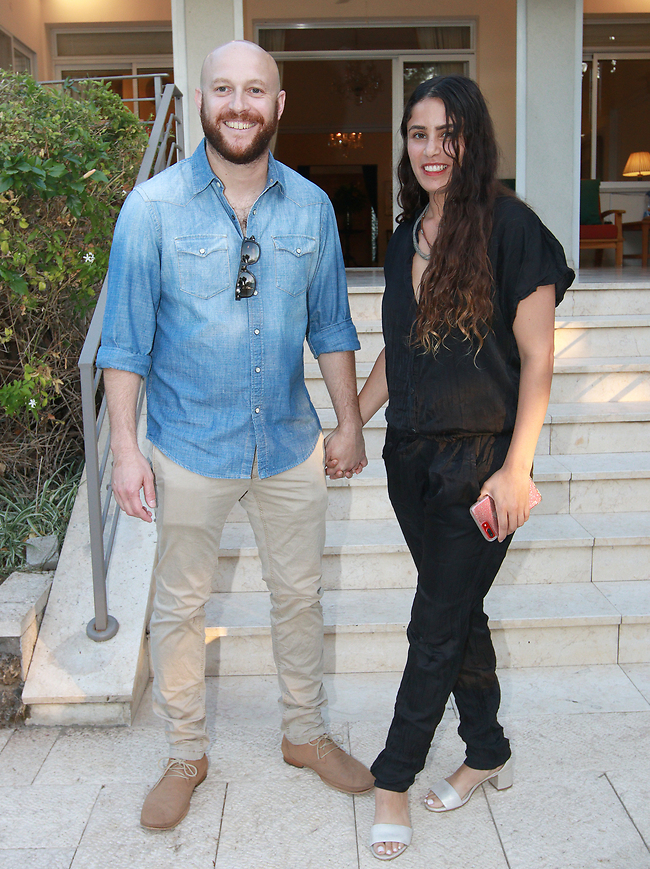 עשיתם סלפי עם הכוכב? אבי נוסבאום ואשתו (צילום: ענת מוסברג) עשיתם סלפי עם הכוכב? אבי נוסבאום ואשתו (צילום: ענת מוסברג)