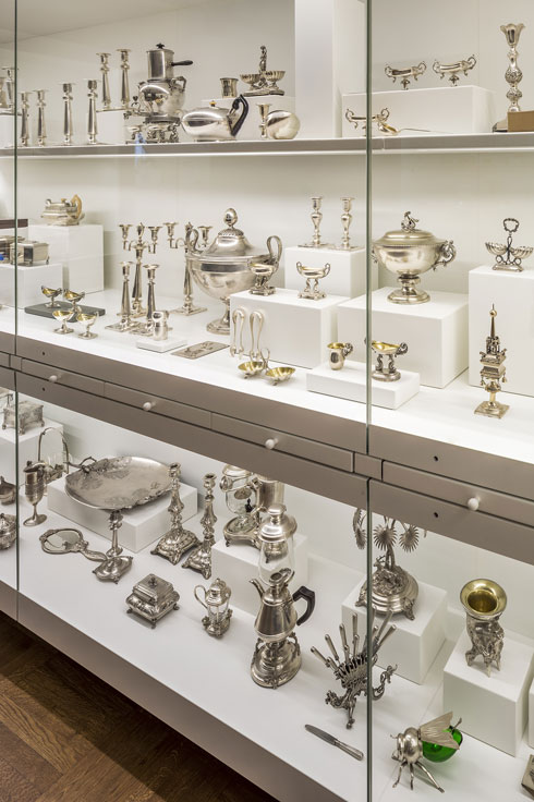 אוסף כלי הכסף הוא אחת מהתצוגות המרשימות ביותר. במגירות הצרות שבין חלונות התצוגה מוצגים סיפוריהם של הכלים ושל בעלי המלאכה שיצרו אותם. רבים מהם יהודים (צילום: Museum of Warsaw)