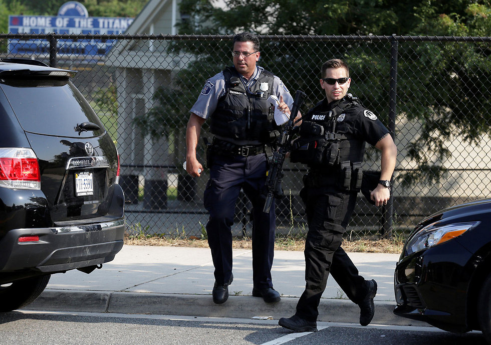 שוטרים בזירת הירי באלכסנדריה, וירג'יניה (צילום: רויטרס) (צילום: רויטרס)