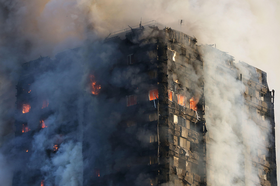 המגדל בוער, אתמול (צילום: AFP) (צילום: AFP)