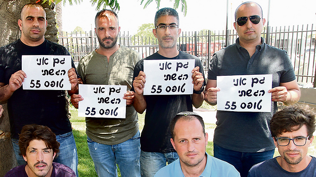 Reserve soldiers from Eitan's former unit asking to be reassigned in protest of his dismissal (Photo: Yariv Katz)