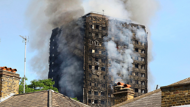לפחות 79 קיפחו את חייהם. השריפה בלונדון (צילום: AP) (צילום: AP)