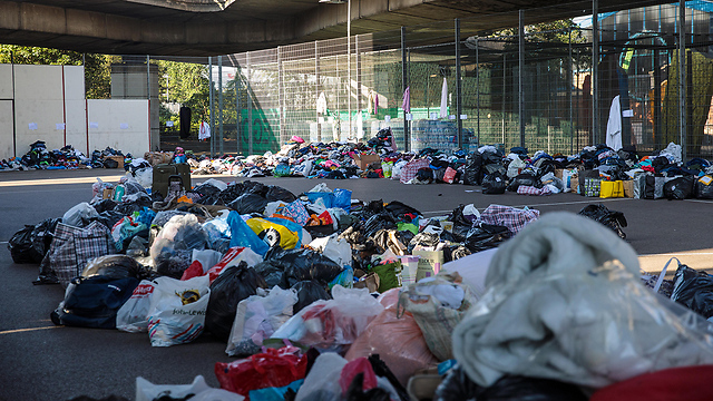 בגדים ומזון שהביאו אזרחים לניצולי האסון  (צילום: gettyimages) (צילום: gettyimages)