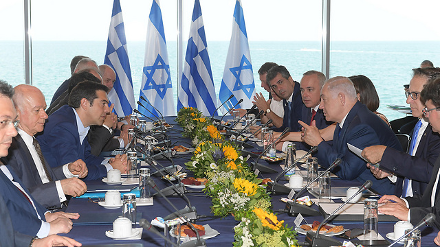 הצד הישראלי והיווני בפגישה (צילום: AFP) (צילום: AFP)