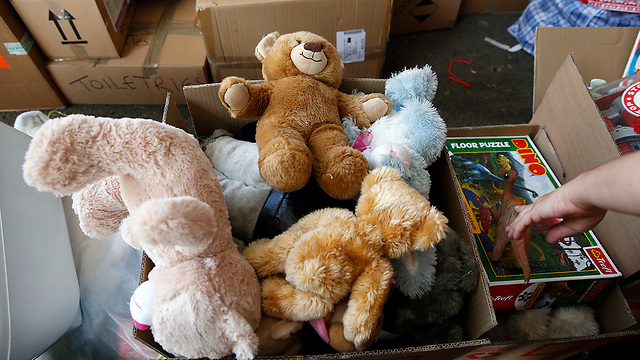 צעצועים נתרמו לנפגעי האסון  (צילום: AP) (צילום: AP)