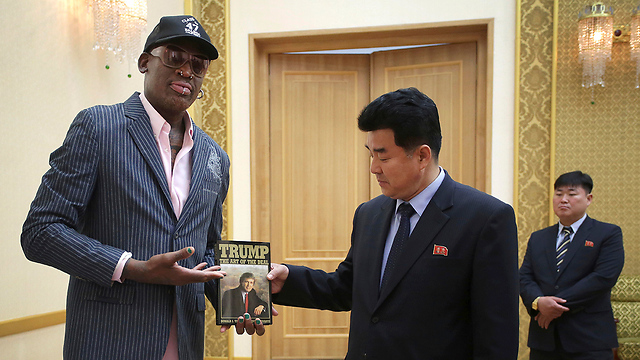 רודמן עם מתנה מעניינת לקים ג'ונג און: ספר של טראמפ (צילום: AP) (צילום: AP)