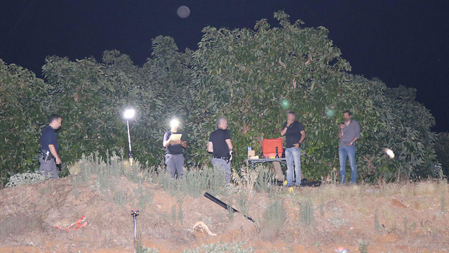 חוקרי משטרה ליד המקום שבו נמצאה הגופה (צילום: אבי מועלם) (צילום: אבי מועלם)