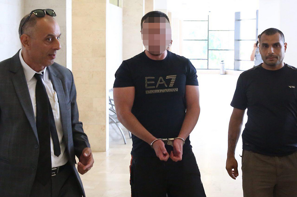 Один из подозреваемых в убийстве Романа с адвокатом Эхудом Бен-Иегудой (слева).  Фото: Моти Кимхи