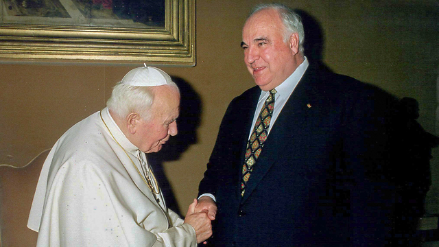 קוהל והאפיפיור לשעבר יוחנון פאולוס השני (צילום: EPA) (צילום: EPA)