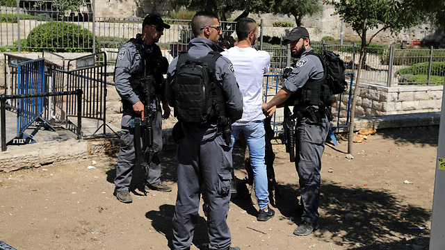אחרי הפיגוע: מחפשים שוהים בלתי חוקיים בירושלים (צילום: רויטרס) (צילום: רויטרס)