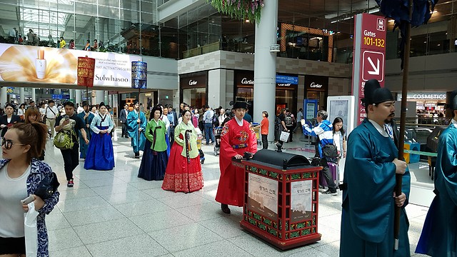 מצעד תלבושות קוריאניות במרכז הטרמינל  (צילום: אייל להמן) (צילום: אייל להמן)
