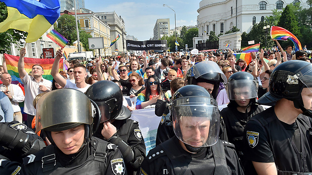 והמצעד צועד. דגלי גאווה בצהריים בבירת אוקראינה (צילום: AFP) (צילום: AFP)