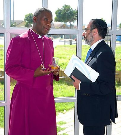 הרב עם הארכיבישוף ד"ר תאבו מקגובה - ראש הכנסייה האנגליקנית בדרום-אפריקה ()