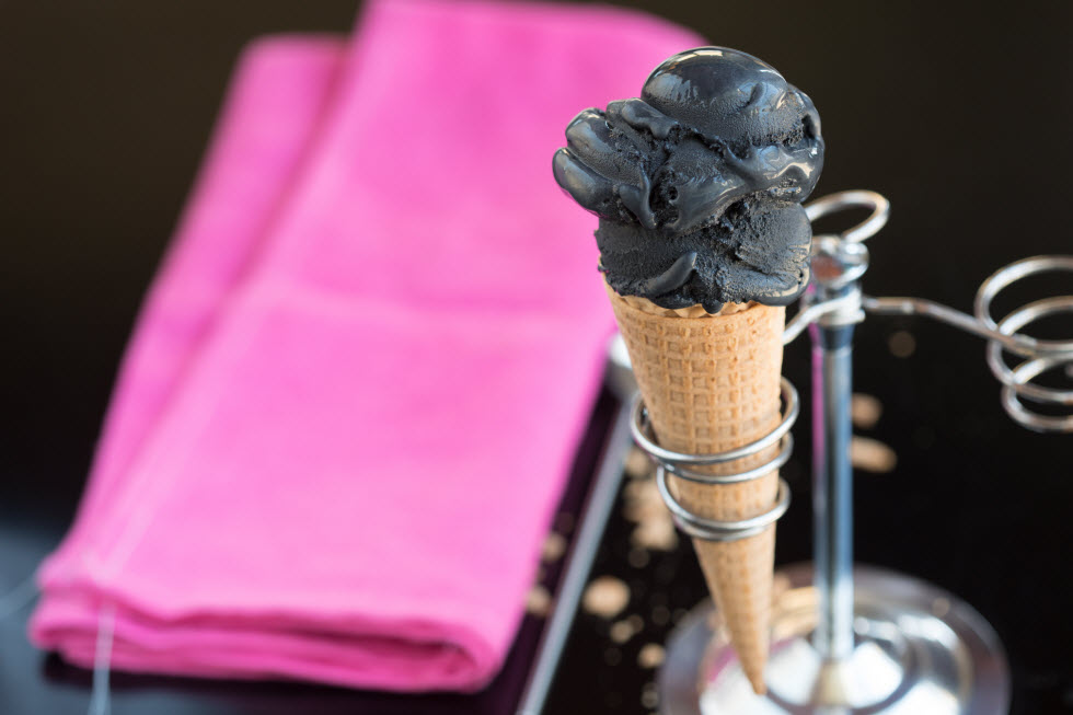 גלידה שחורה בגלידריית נווה צדק  (צילום: כפיר חרבי)