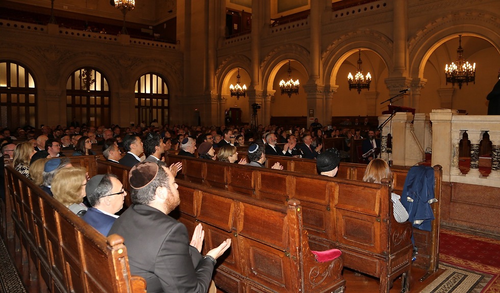 The choir performs at the Grand Synagogue in Paris (Photo: Aline Azaria)
