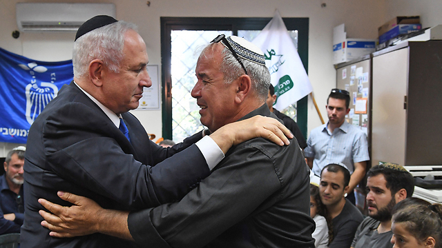 PM Netanyahu consoles bereaved father of Hadas Malka (Photo: Kobi Gideon/GPO)