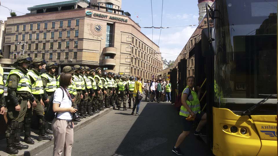 Спецавтобусы для участников марша