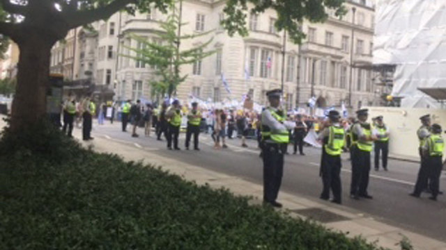 Полицейские охраняют шествие. Фото: Всемирный еврейский конгресс