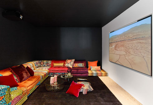 ספה מודולרית של ''רוש בובואה'' בחדר הקולנוע (צילום: Eric Laignel)