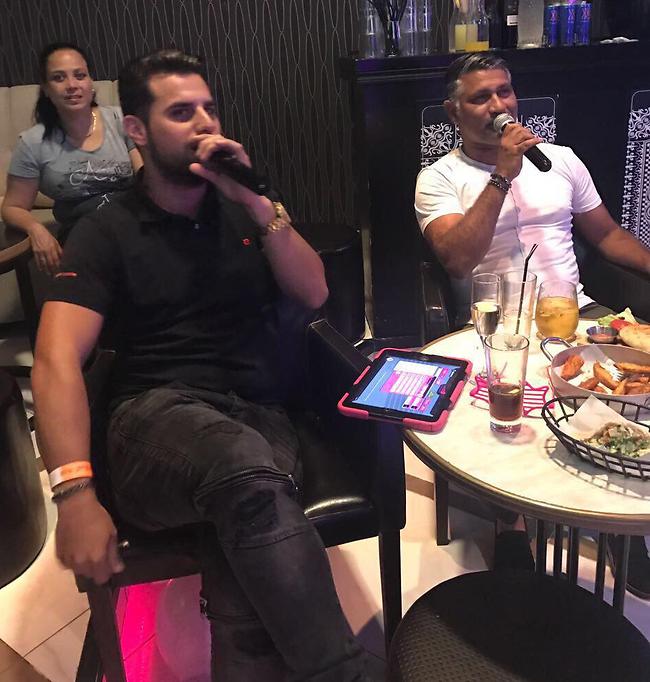 לפחות מישהו כאן מוכן לשיר קריוקי. האבא עופר טלקר לפחות מישהו כאן מוכן לשיר קריוקי. האבא עופר טלקר
