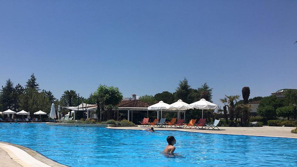 הבריכה הכי גדולה בסלוניקי: מלון הייאט ריג'נסי ()